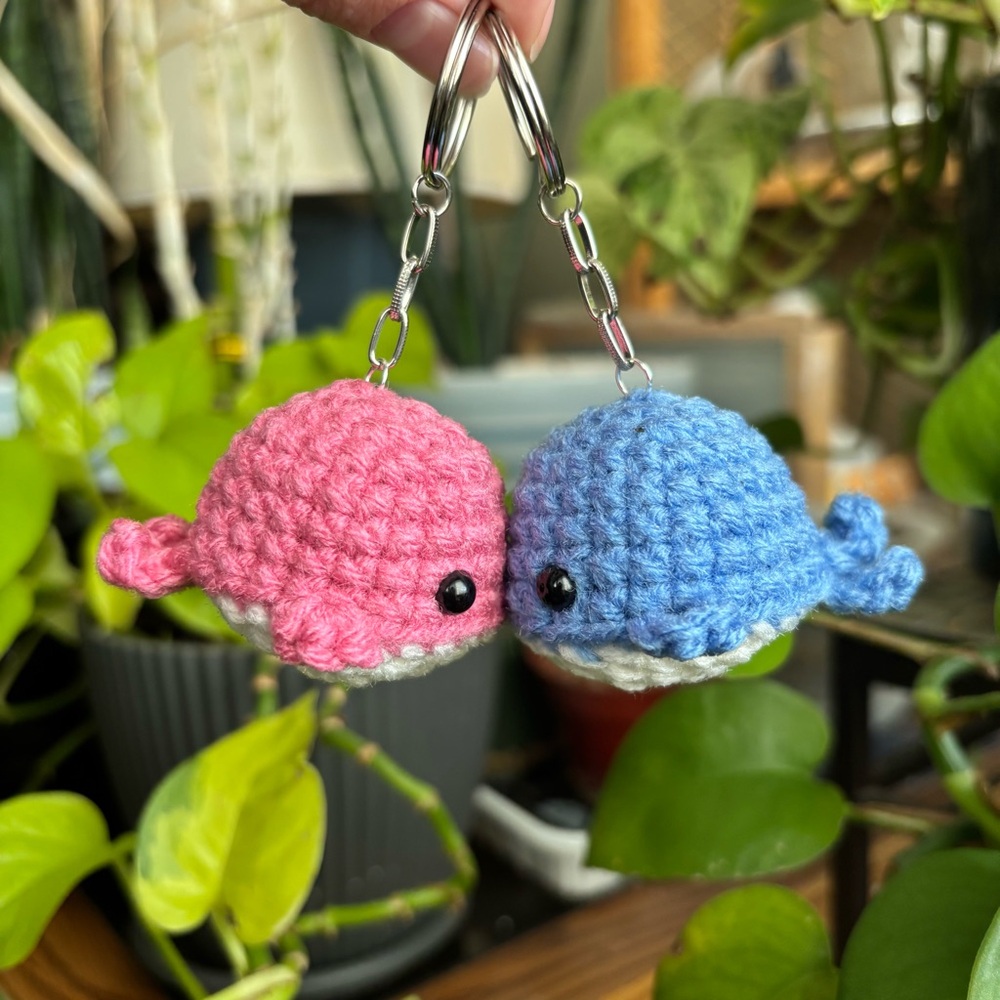 Set of 2 Kissing Whales Valentine’s Day Keychains